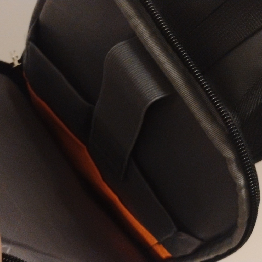 Wilson Anti-Theft Sling Bag Like New Condition - Picture 9 of 12